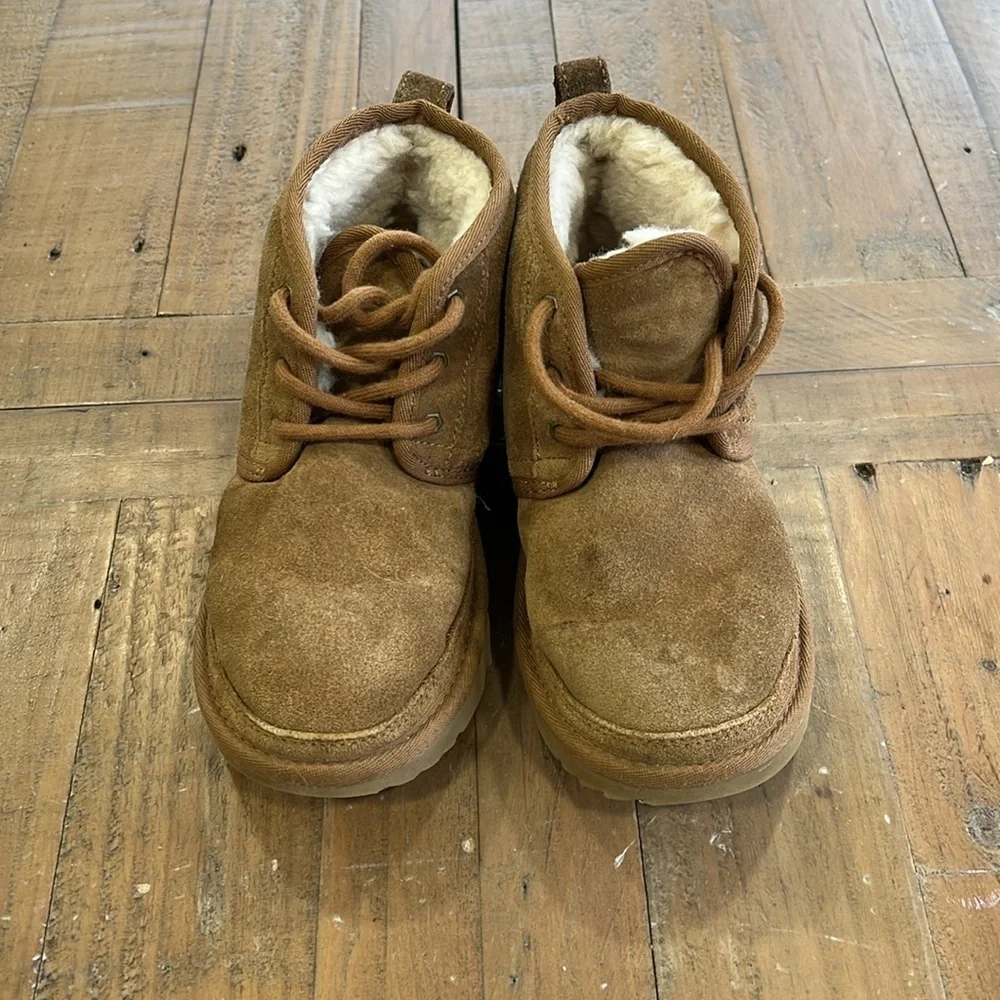 UGG tan exterior